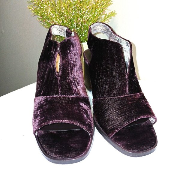 BAND OF GYPSIES PURPLE VELVET HEELED SANDAL, WOMENS SIZE 7 - Picture 1 of 8